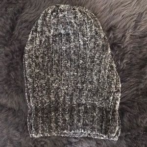 grey fuzzy beanie🍁
